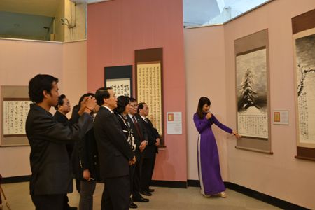Exposition de calligraphie des poèmes en chinois du Président Ho Chi Minh